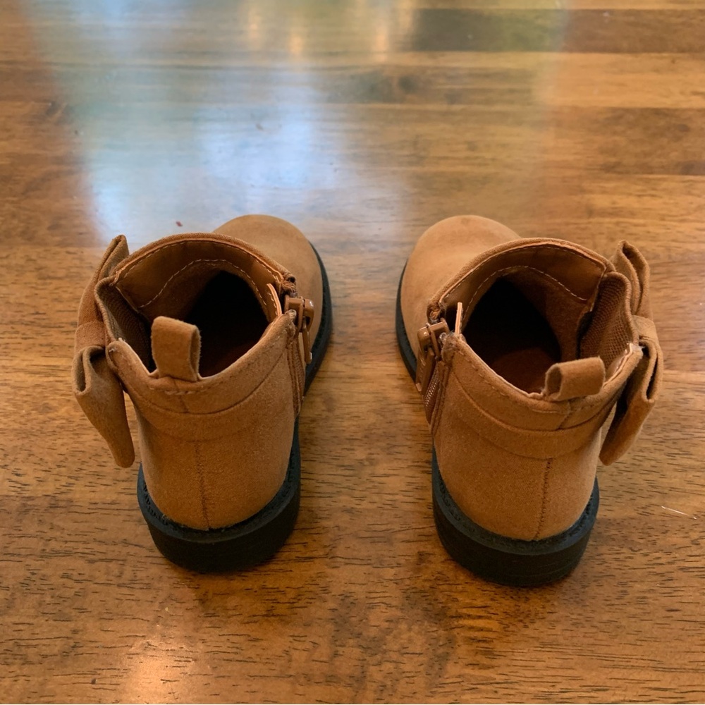 Gap Toddler Vegan Suede Bow Chelsea Boots; Size 6 - Picture 5 of 7